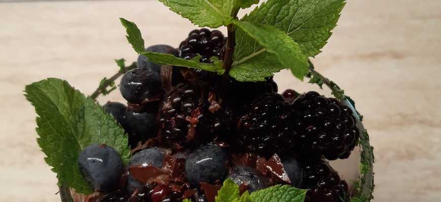 Berry salad with mint and chocolate